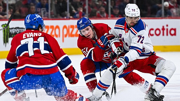 Filip Chytil (72) z New York Rangers bojuje v z�pase s Montreal Canadiens s Owenem Beckem (62).