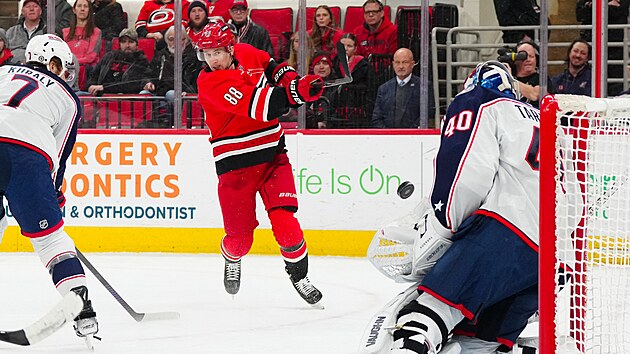 Martin Ne�as (88) z Carolina Hurricanes st��l� na br�nu Columbus Blue Jackets.