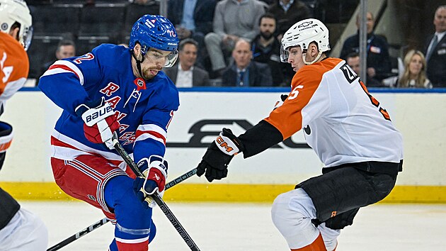 Filip Chytil (v modr�m) z New York Rangers �to�� v z�pase s Philadelphia Flyers, br�n� ho Jegor Zamula (5).