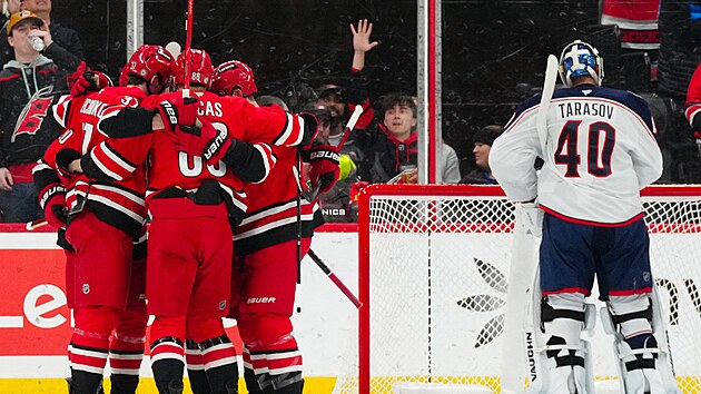 Martin Ne�as slav� se spoluhr��i g�l Caroliny v z�pase s Columbusem.