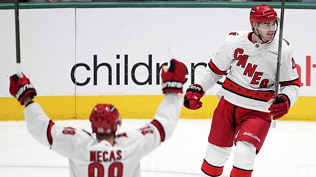 Martin Ne�as (88) a Sean Walker (26) slav� g�l Carolina Hurricanes.