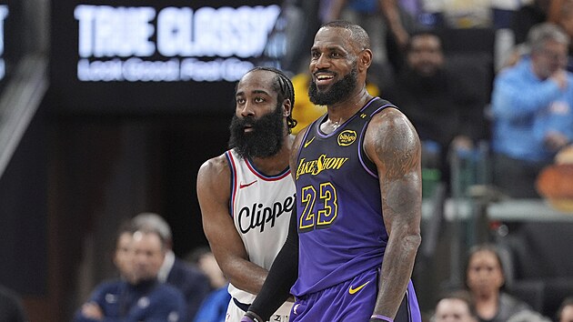 James Harden (vlevo) z Los Angeles Clippers brání v zápase s Los Angeles Lakers...