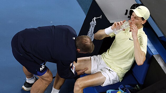 Jannik Sinner se nechv oetit v semifinle Australian Open.