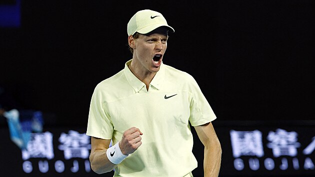 Jannik Sinner se raduje v semifinle Australian Open.