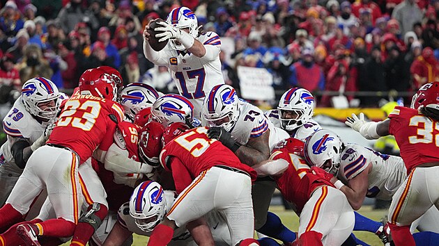 Josh Allen (17) z Buffalo Bills ská�e v zápase s Kansas City Chiefs pro posun.