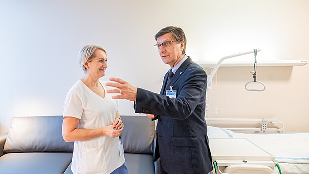 Ředitel hradecké fakultní nemocnice Aleš Herman při otevření nadstandardních pokojů na porodnici (24. ledna 2025)