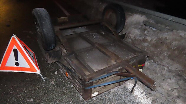 Pevrcen pvsn vozk zstal na silnici u benzinky v Detnm, auto bouralo o nco pozdji.