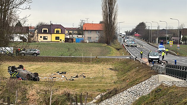 Pi nehod policejnho auta jedoucho k havrii dodvky u Pistoupimi na Kolnsku se vn zranil jeden z policist. Silnice I/12 byla doasn uzaven. (27. ledna 2025)