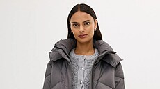 Kabát vyplnný recyklovaným peím má vododolnou úpravu a je na tle lehký jako...