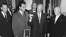 Dwight Eisenhower p�ebírá dar od Nikity Chru��ova: repliku kovové koule s...