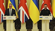 Britský premiér Keir Starmer a ukrajinský prezident Volodymyr Zelenskyj na...