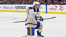 Ji�í Kulich z Buffala se raduje z gólu na led� Edmontonu.