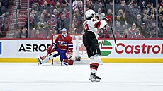 Luke Hughes z New Jersey oslavuje branku, v pozadí gólman Montrealu Jakub Dobe�.