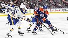 Rasmus Dahlin (vlevo) z Buffala otravuje Jeff Skinnera z Edmontonu.