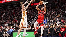 Bruce Brown z Toronta zakonuje, blokuje ho Vít Krejí z Atlanty.