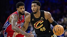 Donovan Mitchell (vpravo) z Clevelandu a Paul George z Philadelphie.