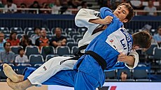 Na tatami si Jií Petr (v bílém kimonu) uívá respektu soupe. V uniform by...