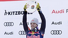 James Crawford oslavuje triumf ve sjezdu v  Kitzbühelu.