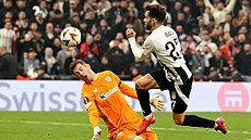 Rafa Silva z Besiktase p�ekonává Julena Agirrezabalu v brance Bilbaa.