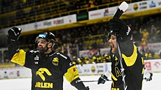 Gólovou radost si vychutnávají Petr Koblasa (vlevo) a David Ka�e z Litvínova.