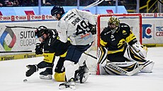 Litvínovský Adam Polá�ek si kryje puk p�ed plze�ským Dominikem Simonem, akci...