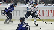 Rozehrává Jaromír Lisa Pérez z Liberce, sleduje ho Petr Ha�ek z Vítkovic