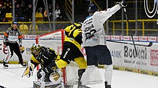 Adam M�chura vpravo s Markem Baránkem po vzájemném souboji posunuli branku...