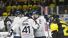 Plze� slaví gól v Litvínov�, vpravo kapitán Jakub Lev, zády st�elec Radim �alda.