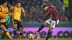 Veljko Birman�evi� st�ílí na branku Interu Milán.