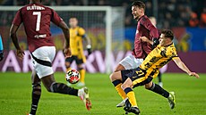 Kaan Kairinen a Kristjan Asllani (vpravo) se p�etla�ují v souboji o mí�.