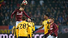 Veljko Birman�evi� ze Sparty hlavi�kuje v duelu s Interem Milán.