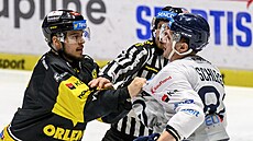 Martin Havelka (vlevo) z Litvínova a vybízí k boji Jana Schleisse z Plzn.