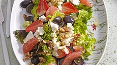 Jahodovo-grepov� sal�t s koz�m s�rem a o�echy