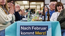 Po únoru p�ijde Merz! Slovní h�í�ka na mítinku CDU v Severním Porýní-Vestfálsku...