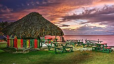 Západ slunce v Negrilu na Jamajce s p�íst�e�kem v národních barvách.