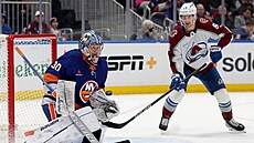 Martin Neas z Colorado Avalanche sleduje, jak zasahuje branká Ilja Sorokin z...