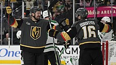 Tomá� Hertl a Pavel Dorofjev z Vegas Golden Knights se radují z trefy proti...