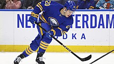Ji�í Kulich z Buffalo Sabres si zpracovává puk v zápase s Boston Bruins.