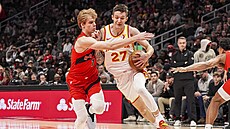 Vít Krejí z Atlanta Hawks se tlaí kolem Gradeyho Dicka z Toronto Raptors.