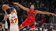 Vít Krejí z Atlanta Hawks si dlá prostor ped bránícím Scottiem Barnesem z...