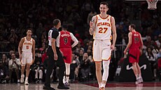 Vít Krejí z Atlanta Hawks bhem utkání s Toronto Raptors.