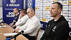 Trenér Ond�ej Smetana (vpravo) na tiskové konferenci fotbalového klubu 1. FC...