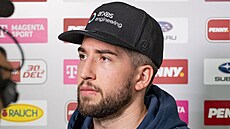 N�mecký hokejista Tobias Eder z Eisbären Berlin hovo�í s noviná�i.