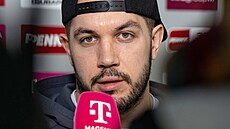 N�mecký hokejista Tobias Eder z Eisbären Berlin hovo�í s noviná�i.