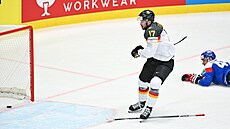 Tobias Eder dává gól N�mecka v utkání se Slovenskem na mistrovství sv�ta 2024 v...