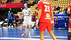 Dominik Solák chytá mí� v zápase s Tuniskem na mistrovství sv�ta.