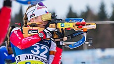 Biatlonistka Kateřina Pavlů střílí na mistrovství Evropy juniorů v Altenbergu.