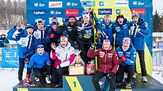 Český biatlonový tým slaví s Kateřinou Pavlů zlatou medaili z mistrovství...