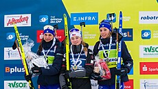 Biatlonistka Kateřina Pavlů (uprostřed) na stupních vítězek na mistrovství...