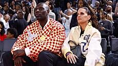 Francouzský herec Omar Sy a jeho manelka Helene na zápase NBA v Paíi.
